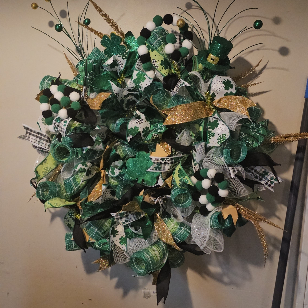 Elegant Green and Gold Holiday Wreath